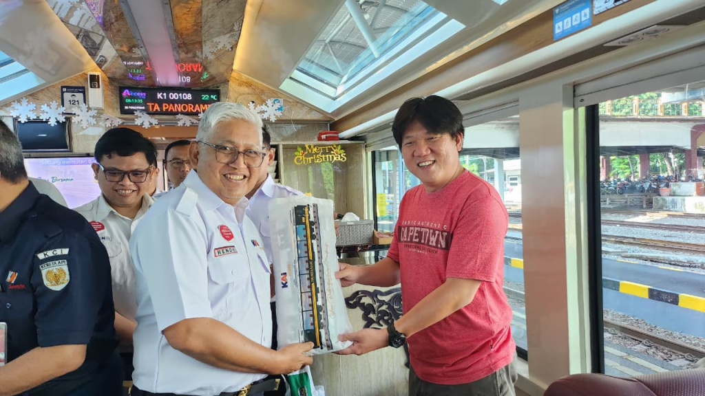 KAI Wisata dan KCI Bagi-bagi Merchandise Natal di KA Argo Wilis & Stasiun Gubeng