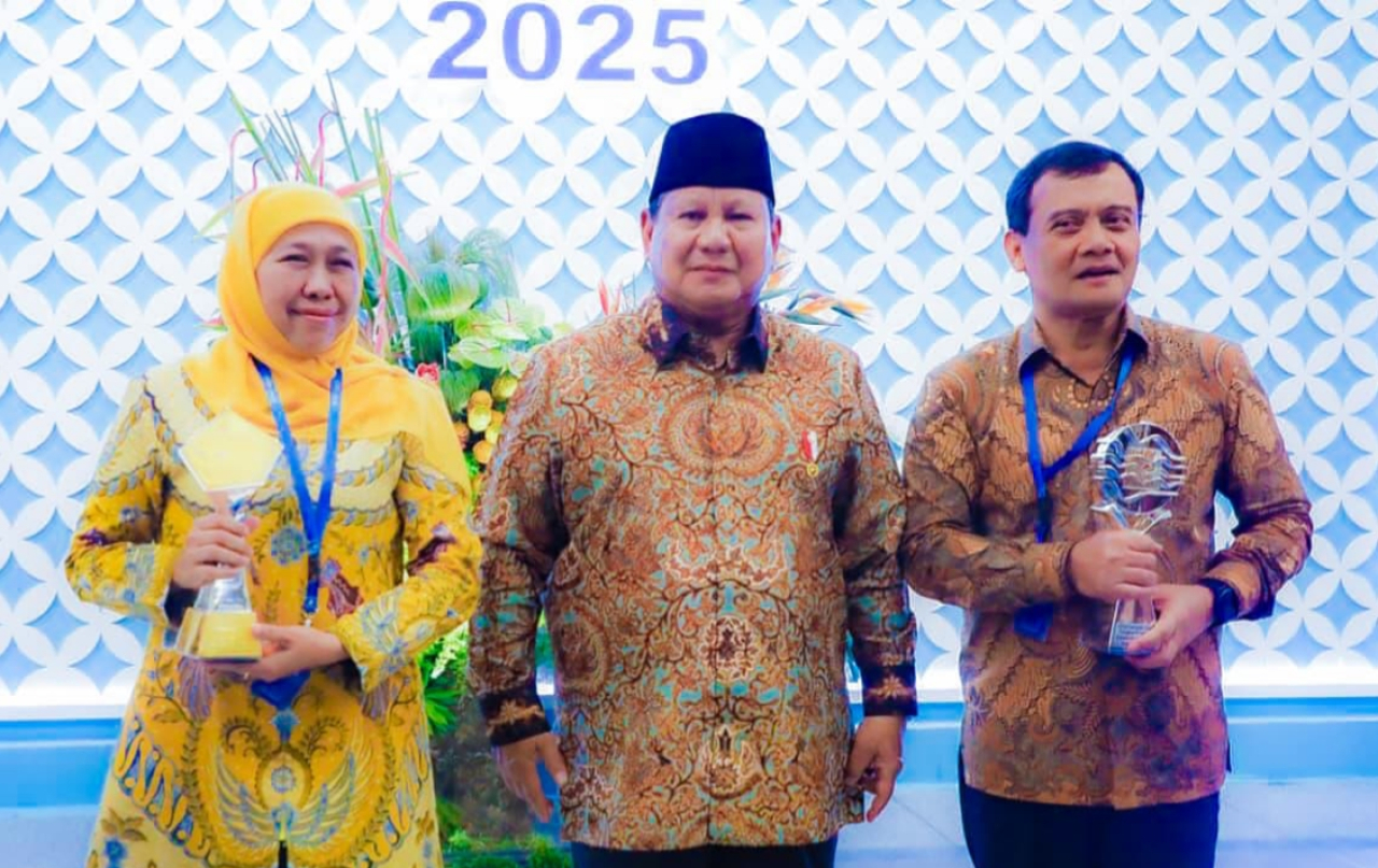 Disaksikan Presiden Prabowo Subianto, Gubernur Khofifah menerima penghargaan dari Bank Indonesia. foto: KIP for ayojatim.