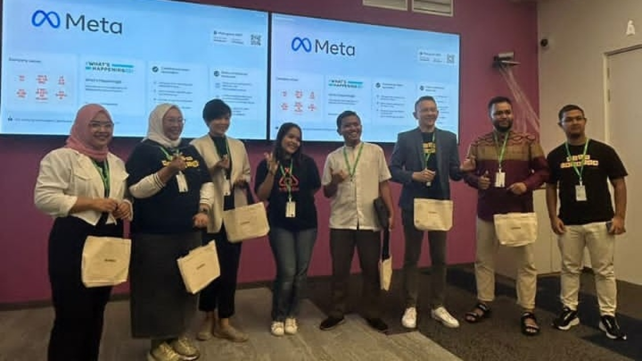 Zarnuzi Fustatul atau Mas ZAR (Tengah memakai baju putih) konten kreator asal Sidoarjo, Jawa Timur saat mengunjungi kantor Meta Indonesia. Foto: DOK-Mas ZAR for Ayojatim