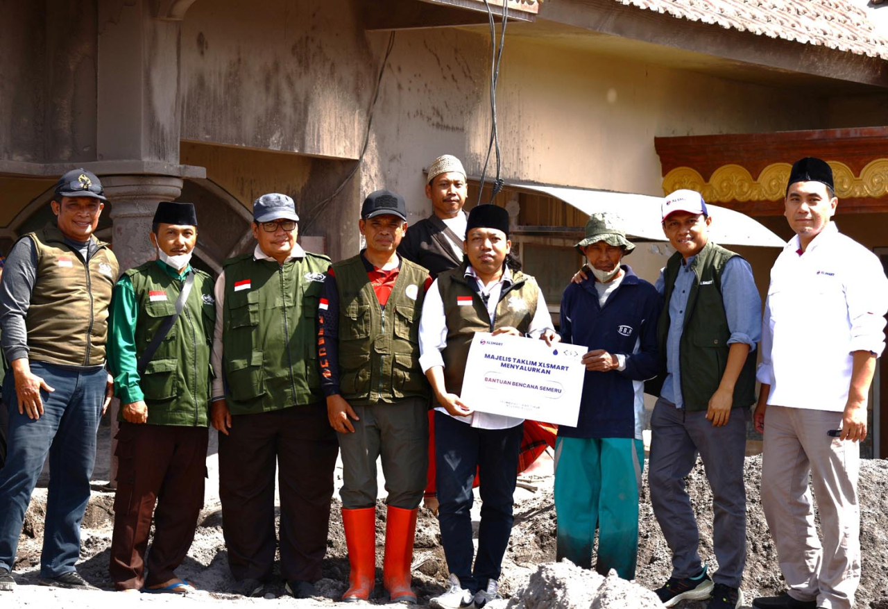 Majelis Taklim XLSMART (MTXLSMART) menyalurkan bantuan kemanusiaan bagi warga terdampak erupsi Gunung Semeru. Foto/XLSMART