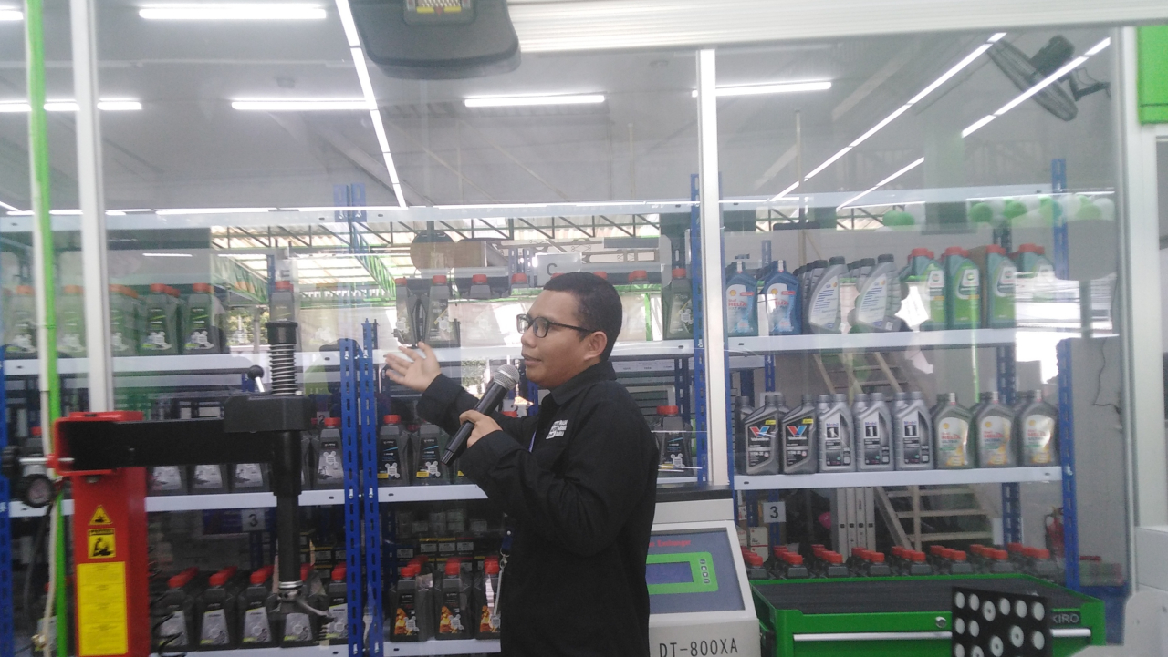 Tim Mobeng menjelaskan berbagai fasilitas untuk para pelanggan, Jumat (12/12/2025). Foto: Ayojatim