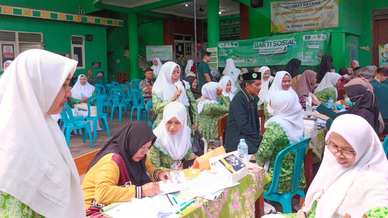 PAC Fatayat NU Simokerto bersama LKNU Surabaya menggelar pemeriksaan dan pengobatan gratis Pondok Pesantren Nurul Huda, Surabaya. foto: ayojatim/ist.