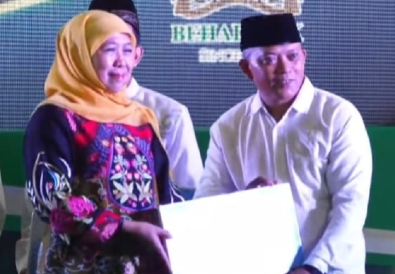 Gubernur Khofifah menyerahkan dana apresiasi sebesar Rp2,5 juta kepada Parto, marbot Masjid Gunungsari Indah, Karang Pilang. foto: ayojatim/ist.