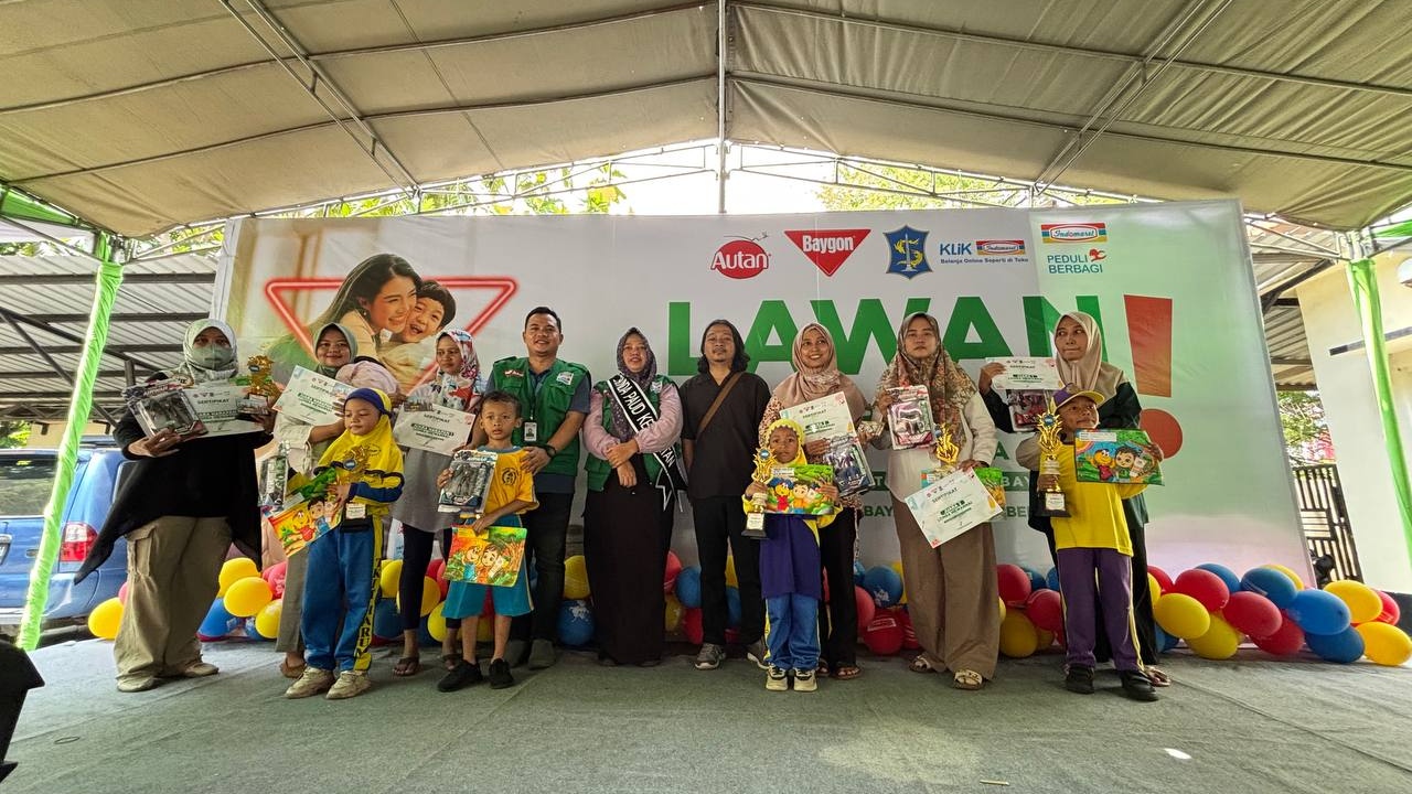 PT. Indomarco Prismatama (Indomaret), Baygon dan Autan berikan penyuluhan dan berantas sarang nyamuk di Kecamatan Sukolilo Kota Surabaya, Jumat (28/11/2025). Foto: PT Indomarco Prismatama for Ayojatim
