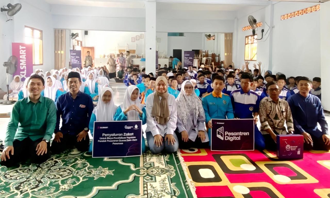 XLSMART memberikan pelatihan intensif tentang literasi digital dan pemanfaatan Artificial Intelligence (AI) kepada ratusan santri, guru, dan pengurus Yayasan Pondok Pesantren Terpadu Queen Zam Zam, Pasuruan, Jawa Timur. Foto/XLSMART