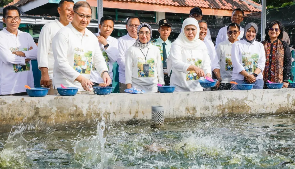 Gubernur Khofifah Pimpin Penanaman, Penaburan Benih dan Panen Bersama 110.481 Guru dan Siswa SMA/SMK/SLB Se-Jatim