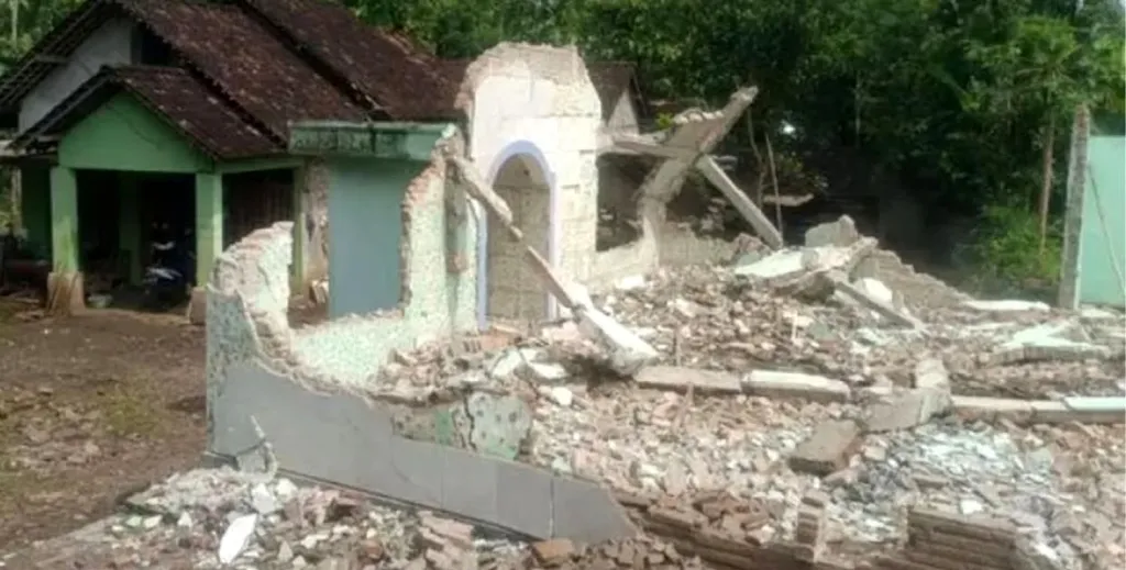 Masjid Sudah Terlanjur Dibongkar Rata Dengan Tanah, Tapi Janji Donatur Tak Kunjung Tiba