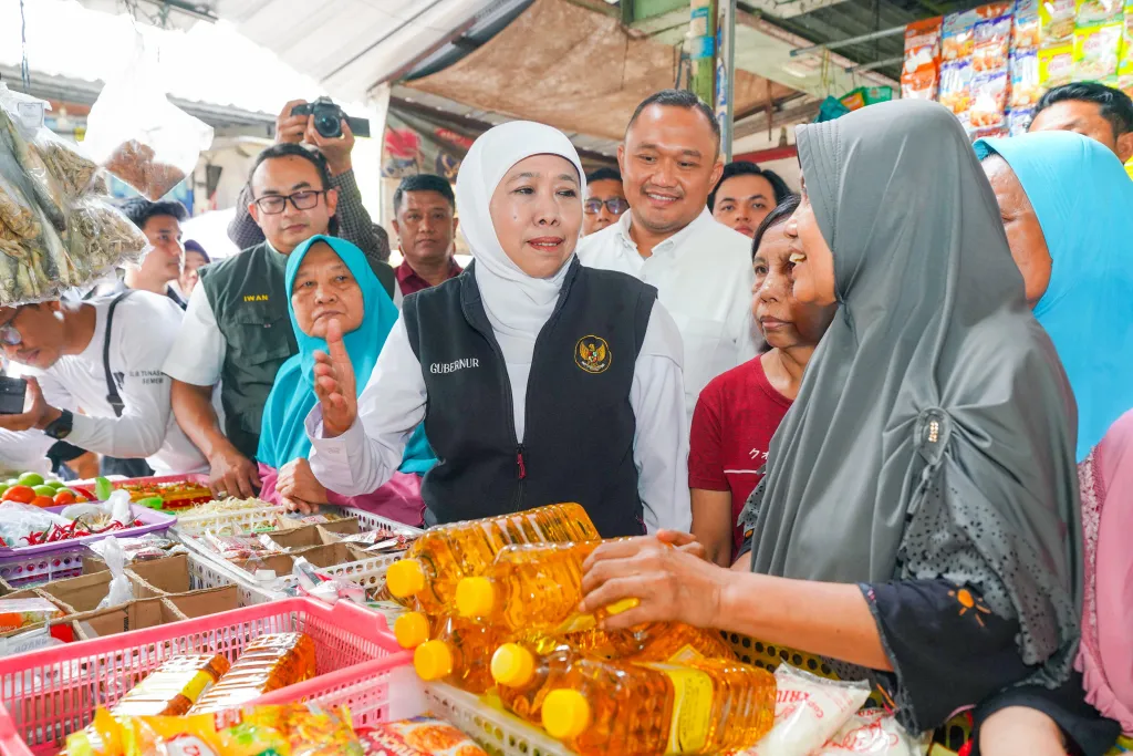 Blusukan Pasar Dukuh Kupang, Gubernur Khofifah Pastikan Stok Bahan Pokok Aman