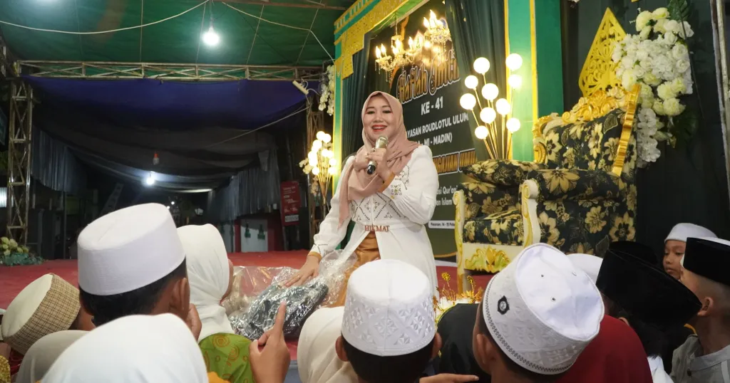 Pecah, Ning Lia Lantunkan Syair Tauhid Allahul Kafi di Depan Ratusan Santri Roudlotul Ulum