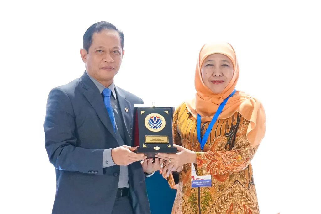 Gubernur Khofifah Raih Penghargaan Pembina Terbaik Pengelolaan Sampah Tahun 2026 dari Menteri Lingkungan Hidup RI