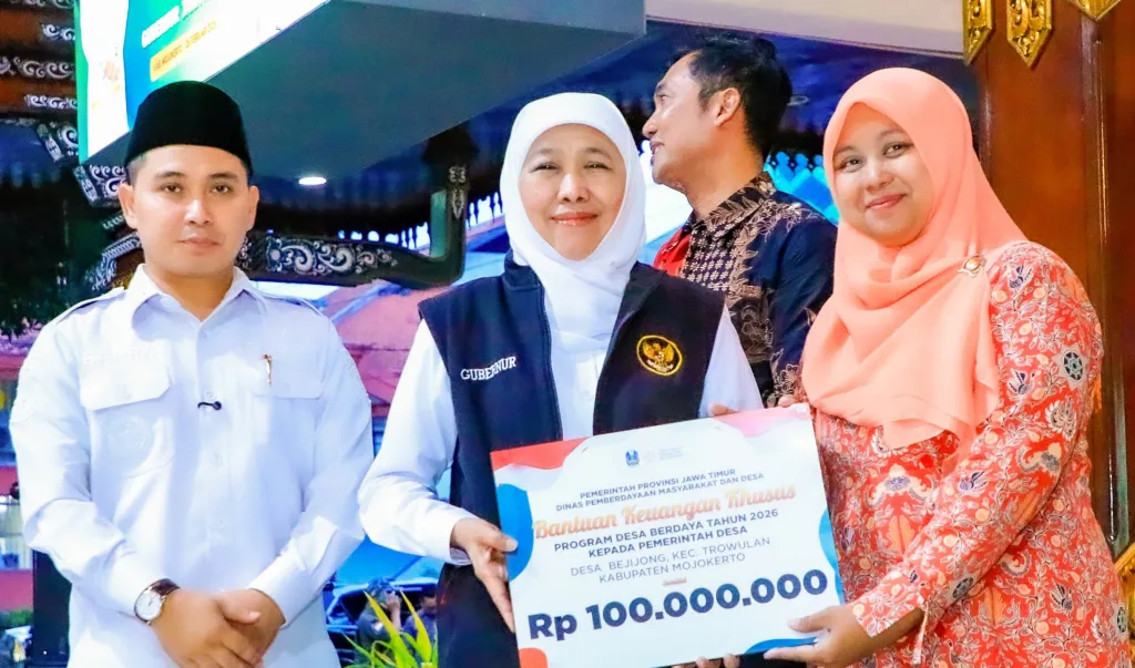 Gubernur Khofifah Salurkan Bansos Rp5  Miliar Untuk Masyarakat Kabupaten Mojokerto, Percepat Pengentasan Kemiskinan