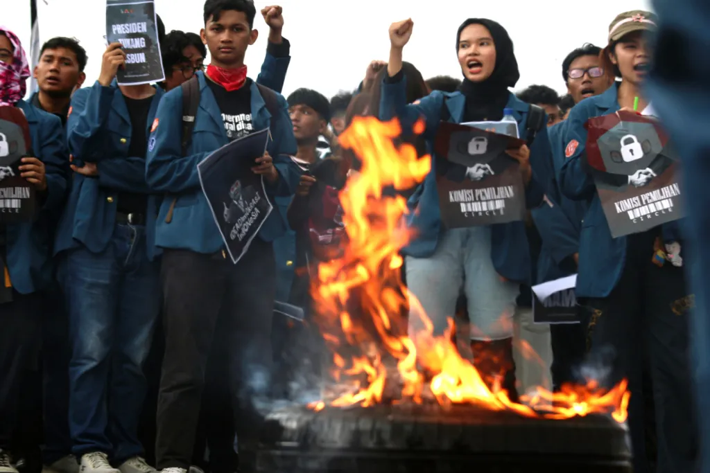 Gen Z Geruduk DPRD Jatim, Tolak Pilkada Lewat Dewan & Tuntut Hak Guru