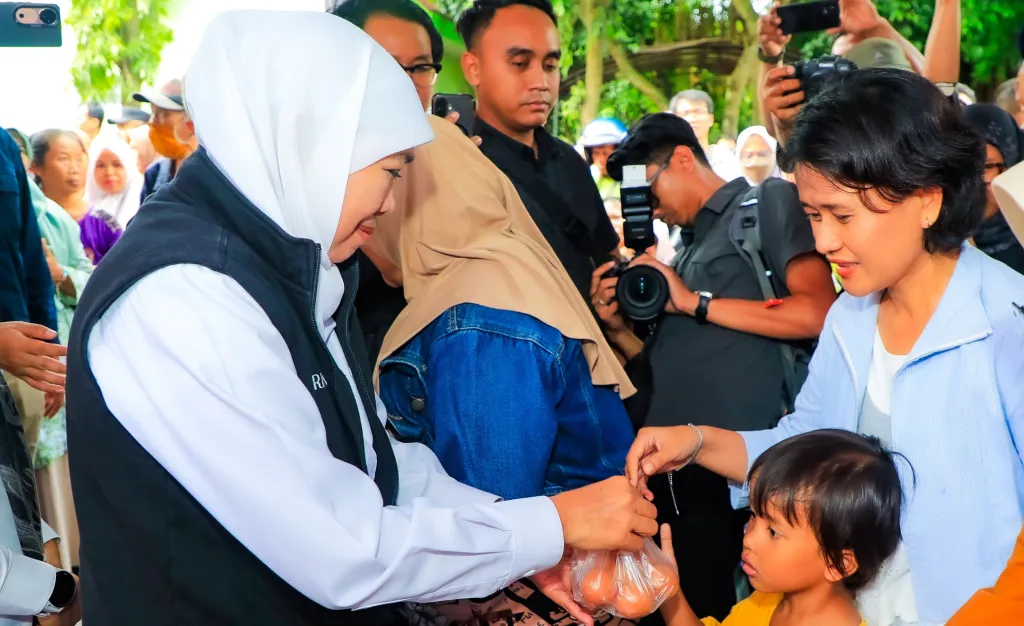 Gubernur Khofifah Hadirkan Pasar Murah di Pare Kediri, Jaga Daya Beli Masyarakat Hingga ke Pelosok Desa