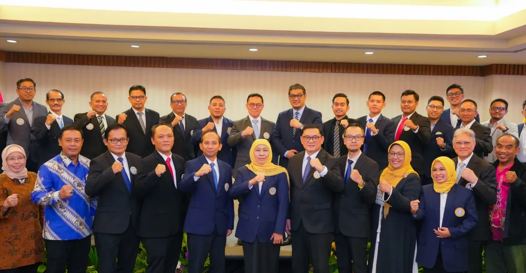 Khofifah Lantik PW IKA Unair DKI Jakarta 2025-2030, Pesankan Pentingnya Penguatan Jejaring, Sinergi dan Kolaborasi