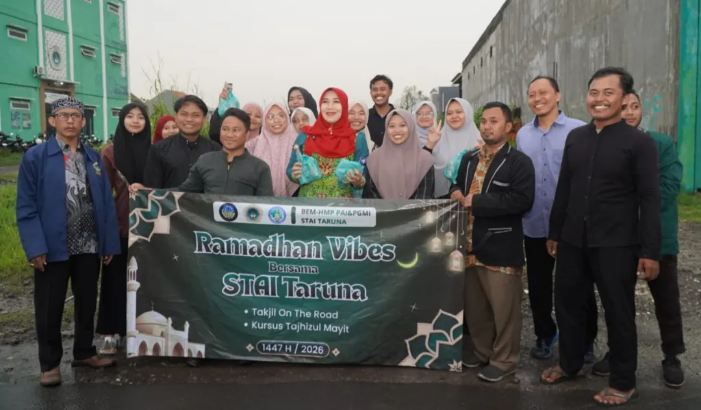 Takjil On The Road, Senator Jatim Ning Lia Istifhama Bagikan Takjil Bersama Mahasiswa STAI Taruna Surabaya