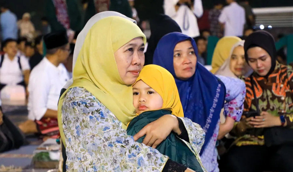 Gubernur Khofifah dan Aila Berbaur Bersama Puluhan Ribu Jemaah Qiyamul Lail dan Sahur Bareng di Masjid Al Akbar Surabaya