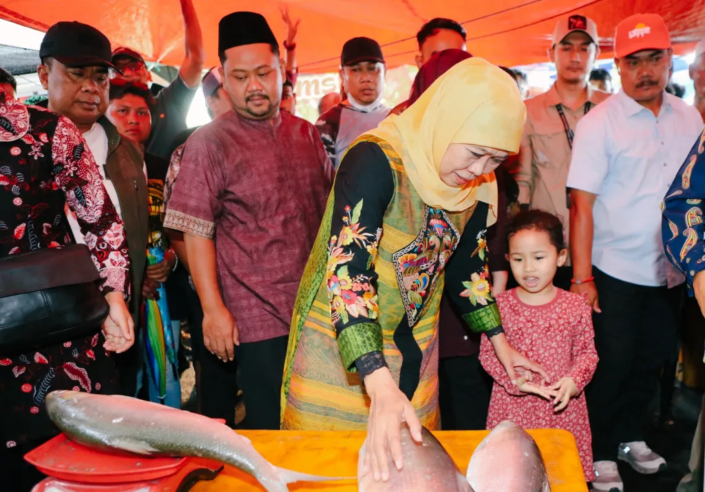 Gubernur Khofifah Bersama Aila Kunjungi Pasar Bandeng di Gresik