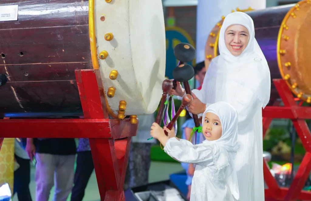 Gubernur Khofifah dan Aila Tabuh Beduk di Semarak Malam Takbiran Masjid Al Akbar Surabaya