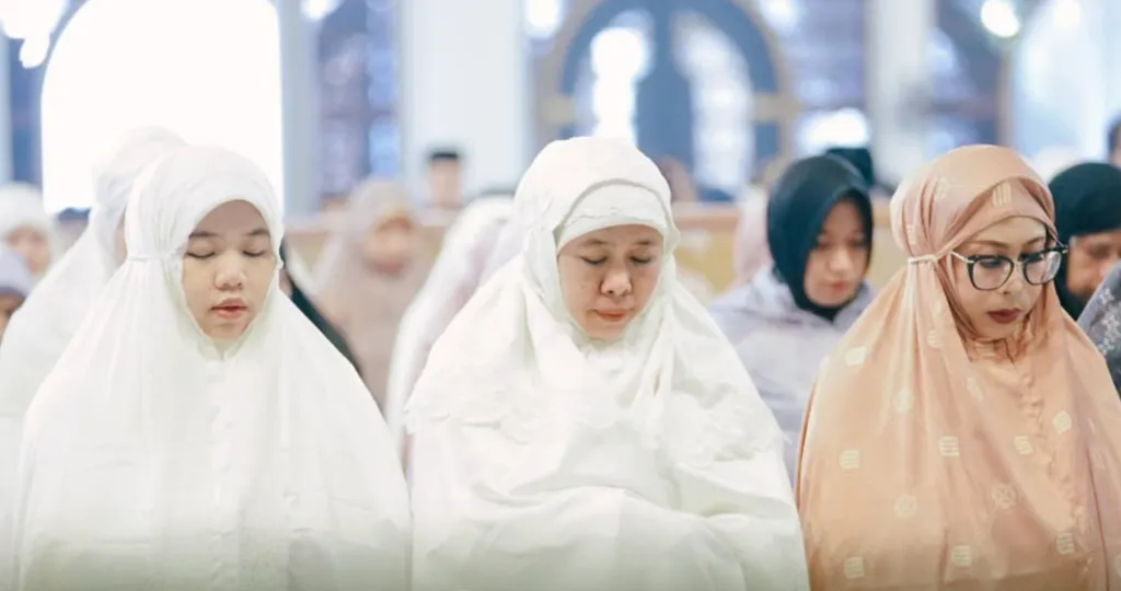 Gubernur Khofifah, Wagub Emil Dardak dan Mensos Gus Ipul Kompak Salat Idul Fitri di Masjid Al-Akbar