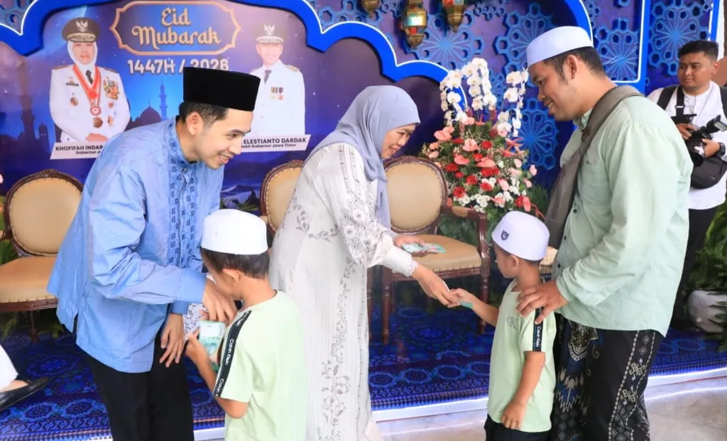 Gubernur Khofifah Berbaur dengan Ribuan Masyarakat Pada Hari Pertama Lebaran di Gedung Negara Grahadi