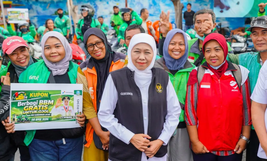 Gubernur Khofifah Bagikan BBM Gratis untuk 200 Pengemudi Ojol, Tegaskan Stok BBM dan Elpiji di Jatim Aman dan Terkendali