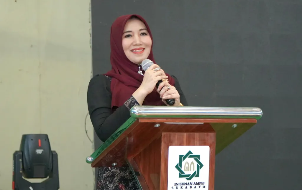 Kenang Kisah Masa Kuliah, Ning Lia Lontarkan Pantun di Reuni Akbar Mafash UIN Sunan Ampel Surabaya