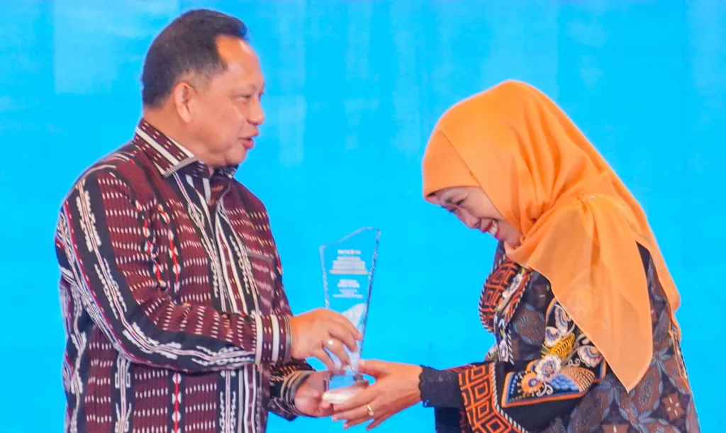 Mendagri Tito Karnavian Serahkan Penghargaan kepada Gubernur Khofifah, Sukses Implementasi Program Koperasi Merah Putih