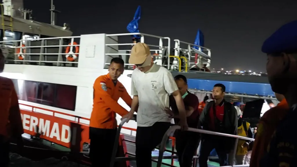 Tengah Malam, Tim SAR Surabaya Evakuasi ABK China yang Alami Cedera Mata