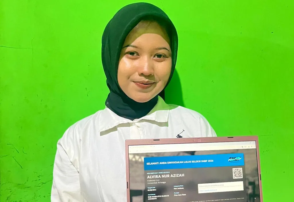 Rekor Baru, Alvira Nur Azizah Lolos Farmasi UNAIR Usia 14 Tahun