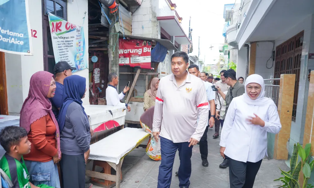 Menteri Ara Bersama Gubernur Khofifah Meninjau Langsung Tiga Rumah Penerima Bantuan Program BSPS di Surabaya