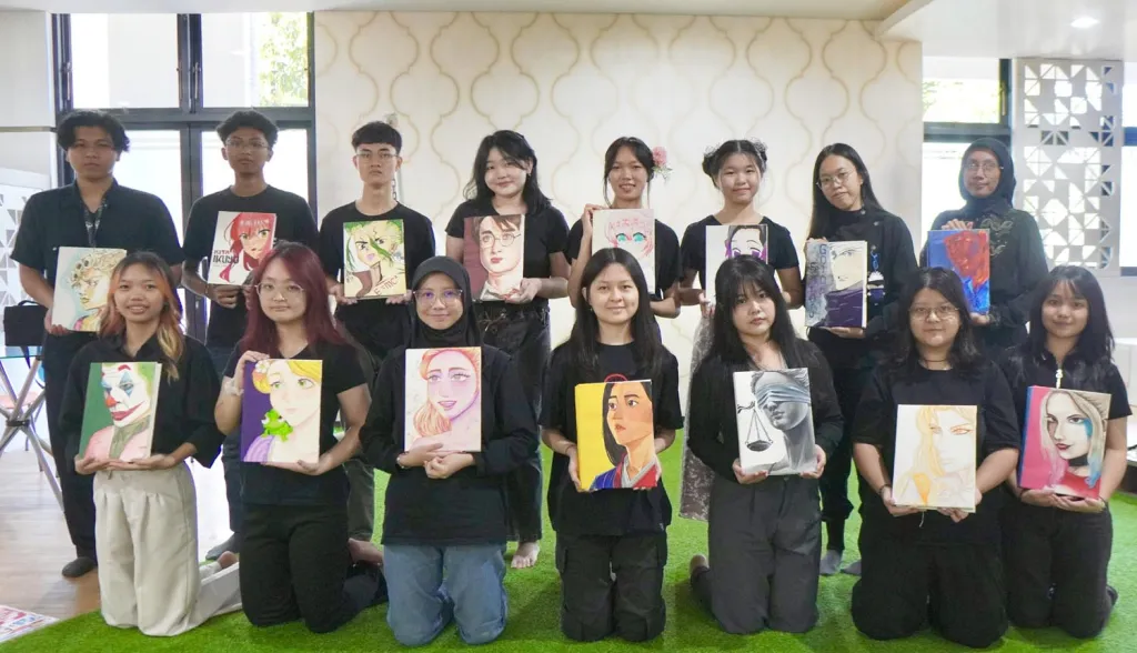 Peringati Hari Buku Nasional, Mahasiswa Ubaya Lukis Karakter Fiksi di Sampul Buku