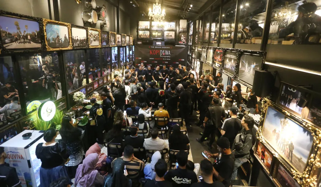 Sentuhan Magis Ahmad Dhani di MERR Surabaya: Kopi, Memori, dan Militansi Baladewa