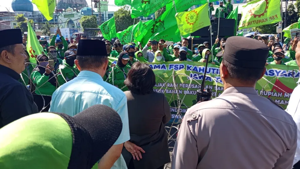 Ratusan Buruh Demo DPRD Jatim: Tuntut Tarif Pajak UMKM, MBG hingga SPMB