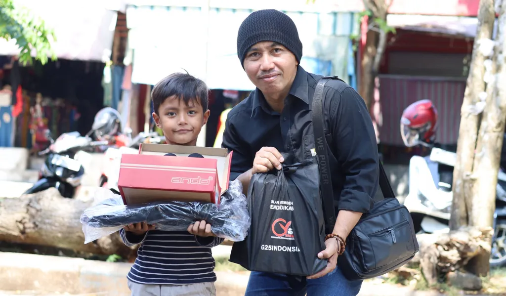 G25 Indonesia Salurkan Bantuan Pendidikan Kloter 3 di Pasar Ki Lemah Duwur