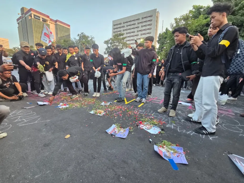 BEM SI Jatim Gelar Aksi Simbolik di Grahadi, Soroti Ketimpangan Penanganan Bencana