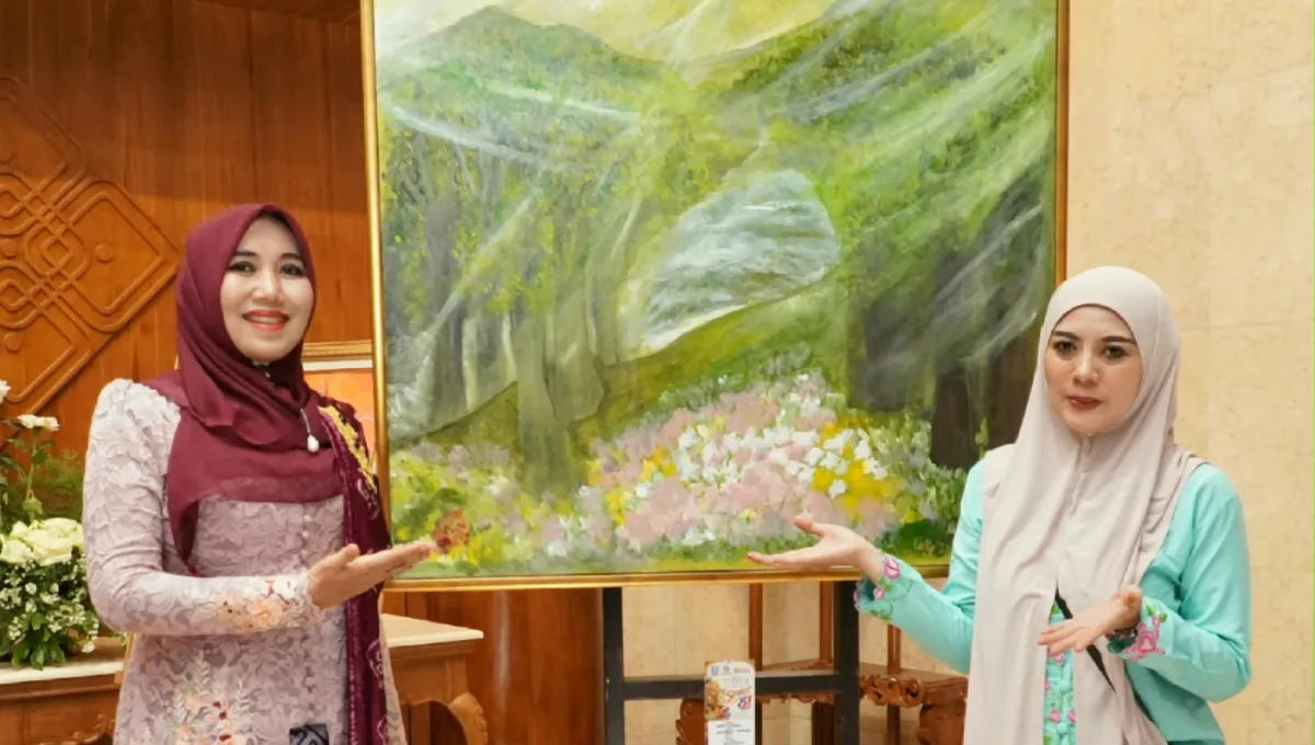 Kunjungi Pameran Seni di DPRD Jatim, Ning Lia Sapa Seniman Lokal Jawa Timur