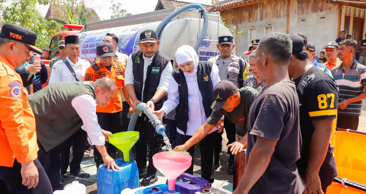 Gubernur Khofifah Salurkan Air Bersih di Desa Kenongrejo Ngawi, Penuhi Kebutuhan Dasar 196 KK Terdampak Kekeringan