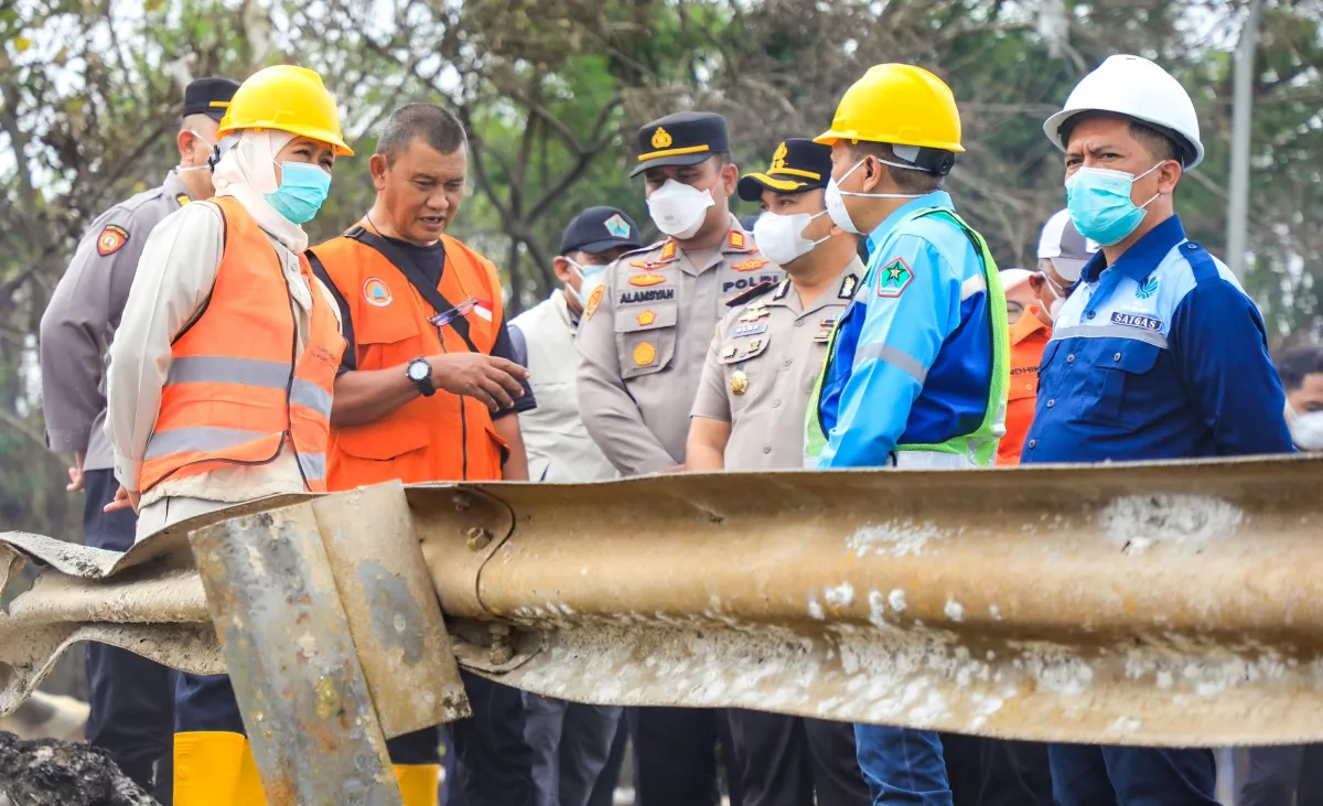 Gubernur Khofifah Kirim Heli Water Bombing Untuk Penanganan Kebakaran TPA Supit Urang Malang