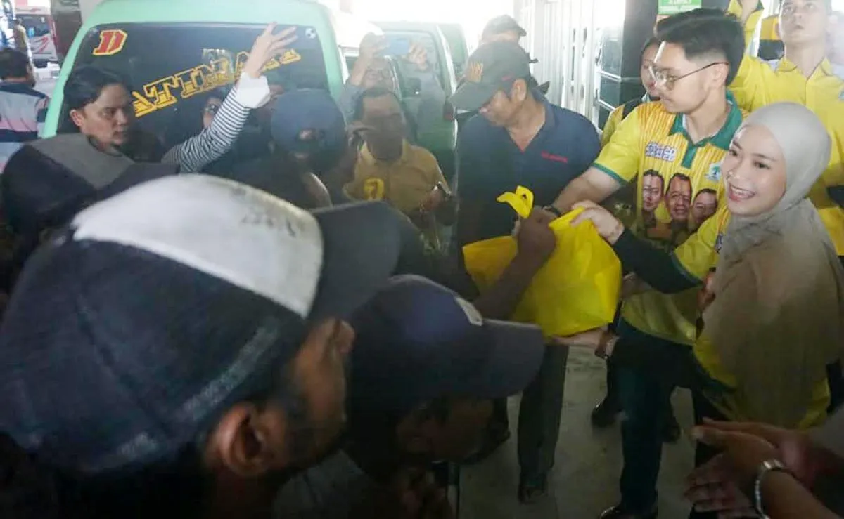 Adela Kanasya Salurkan Sembako dari Bahlil untuk Sopir Angkot di Surabaya