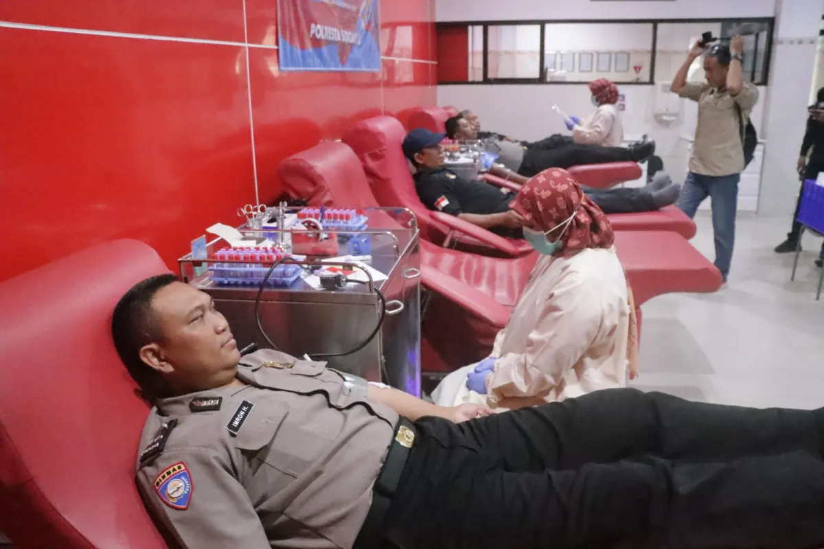 Peringati HUT ke 75 Humas Polri, Polresta Sidoarjo Gelar Donor Darah Bersama Wartawan dan Netizen