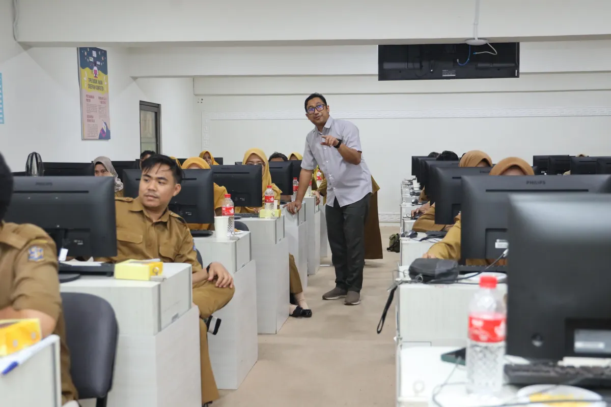 FTEIC Untag Surabaya dan Dispendik Surabaya Latih 40 Guru SD Coding dan AI