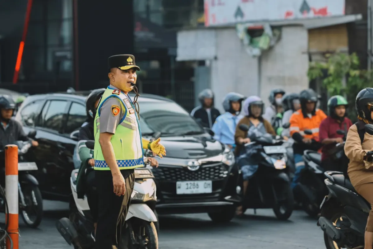 Potret Kapolda Jatim Mengatur Lalin, Menyapa dan Mendengar Masyarakat