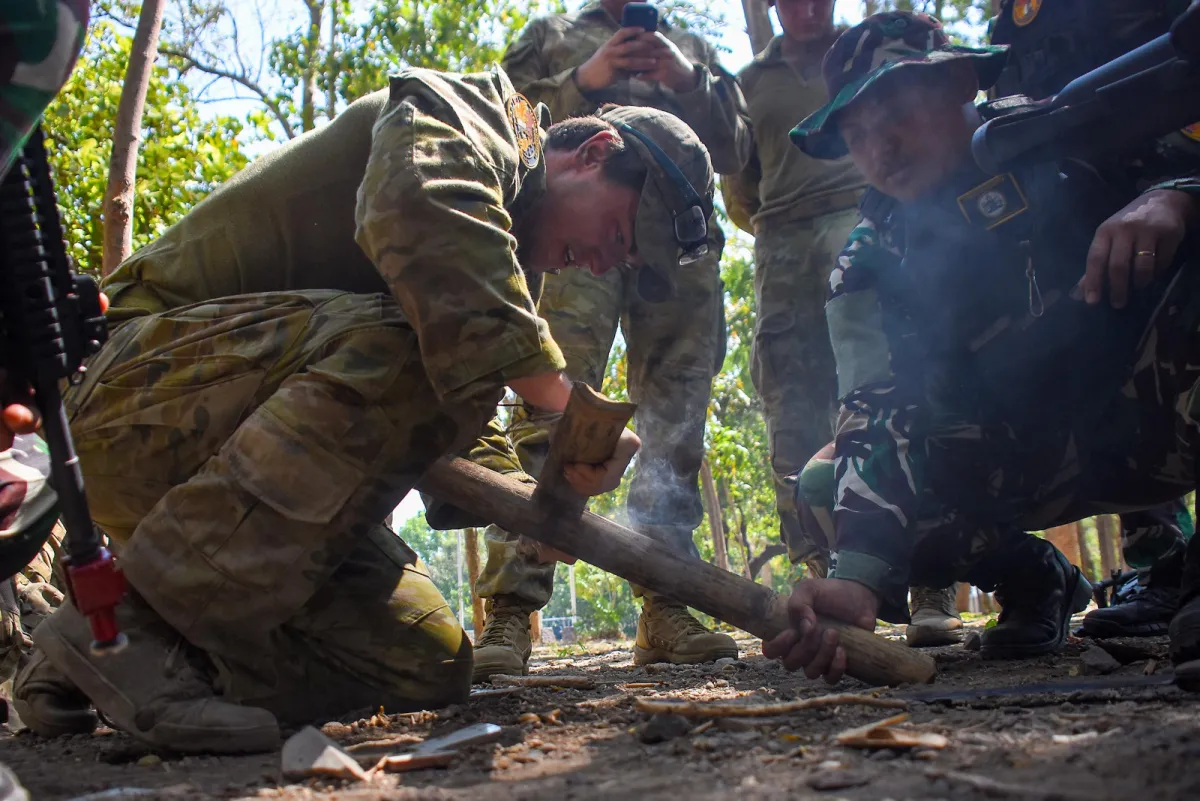 Marinir Indonesia Ajari Prajurit Australia Teknik Bertahan Hidup di Hutan