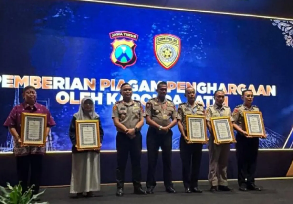 UT Surabaya Terima Penghargaan Kapolda Jatim atas Kerja Sama Pengembangan SDM Polri