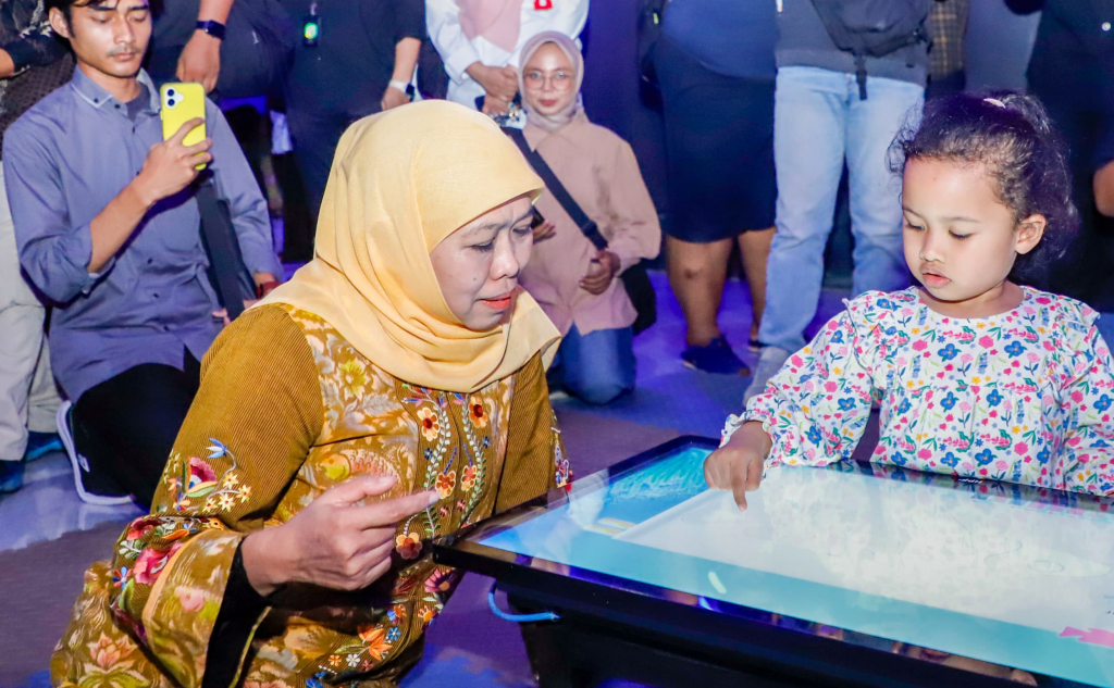 Gubernur Khofifah Bersama Keluarga Kunjungi Gresik Universal Science (GUS), Pusat Literasi Digital Edukatif Religius