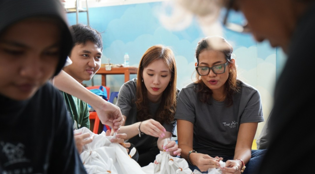 Daur Ulang Linen Jadi Souvenir Bernilai, The Alana Surabaya Gandeng Komunitas Disabilitas