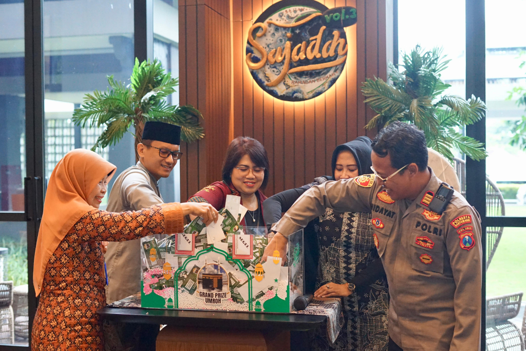 Kokoon Hotel Banyuwangi Gelar Penyerahan Simbolis Grand Prize Umrah 12 Hari Sajadah Vol. 3 