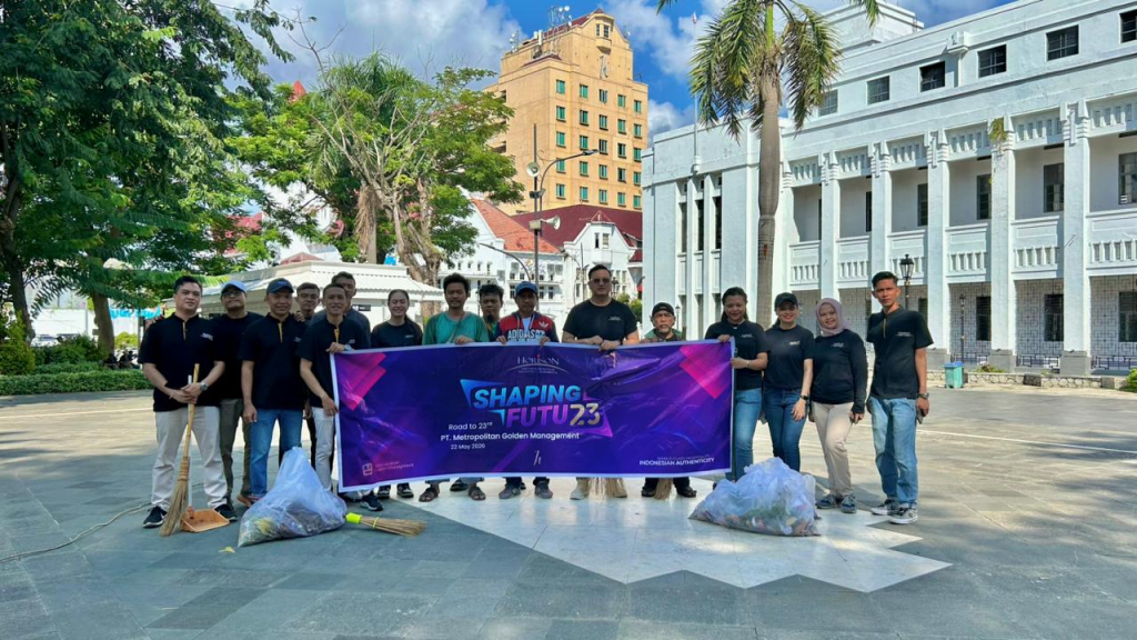 Apresiasi Penjaga Kenyamanan Kota Lama, Horison Arcadia Heritage Berbagi Makanan dan Ikut Aksi Bersih-Bersih