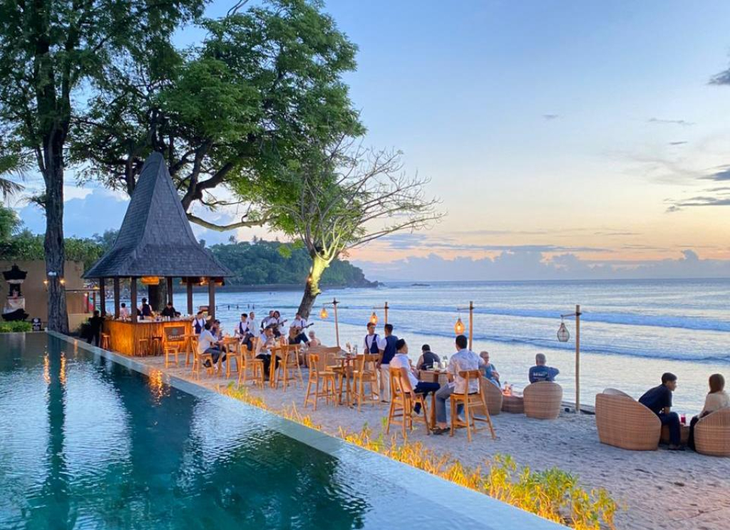 Qunci Villas Hadirkan Qoral Beach Bar di Senggigi, Spot Sunset Baru Tepi Pantai Lombok