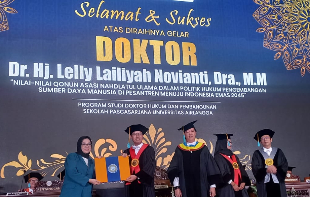 Sukses Pertahankan Disertasi Nilai-Nilai Qonun Asasi NU, Hj Lelly Kikin Lulus Cumlaude Doktor Unair